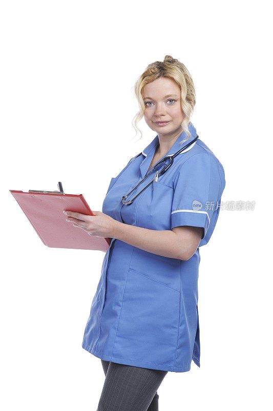 白种护士带听诊器和笔记板记录/书写